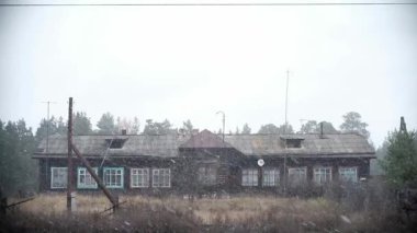Arka plan ile kar düştü eski ev, ağır çekim