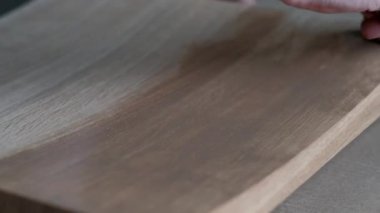 Adam bir mobilya fabrikası ağaçta boyalar