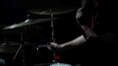 Yavaş hareket - davulcu Drumming, konserde, yakın Drummer'ın elinde çalış