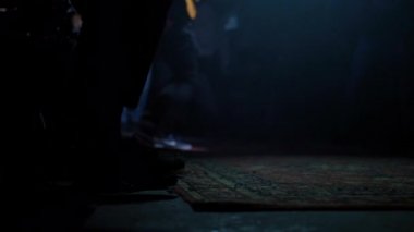 Closeup ihtimal adam dans ile bir gitar gitarist konserde ayak gitar ile dans halı üzerinde