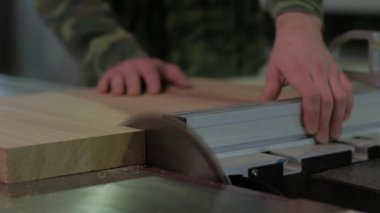 Ahşap makinede testere, testere dairesel dokuma tezgâhı, atölye çalışmalarında tahtaya kamuflaj işçi
