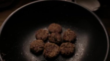 Yakın çekim: vejetaryen Beşamel sos tava üzerinde pişirilir