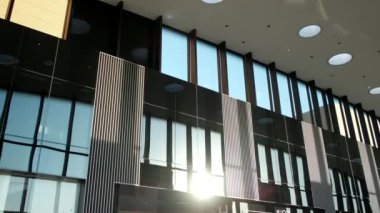 İş Merkezinde İnsanlar Yürüyor, En İyi Görünüm: Beyaz Yakalı İşçiler Modern Ofis Binası Koridorunda Siyah Cam Duvarlarla Yürüyorlar