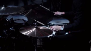 Yavaş hareket - davulcu Drumming, konserde, yakın Drummer'ın elinde çalış