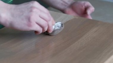 Kişinin çalıştığı bir mobilya fabrikasında işçi el boya ahşap mobilya