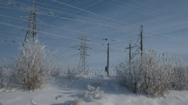 Kış, güzel kış, dalları elektrik hatları kapalı kar ve buz, karlı Rus bozkır, kar Falls, yüksek gerilim