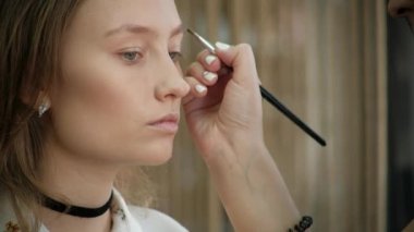 İlk kar, yavaş yavaş ormanda düşüyor yavaş hareket, ahşap karda