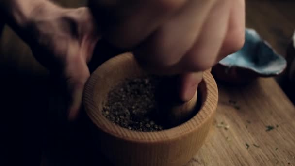 クローズ アップ - 磨くスパイスの料理 — ストック動画
