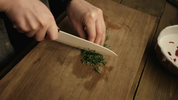 Γυναίκα κόβει το μαχαίρι κεραμικό χόρτα — Αρχείο Βίντεο