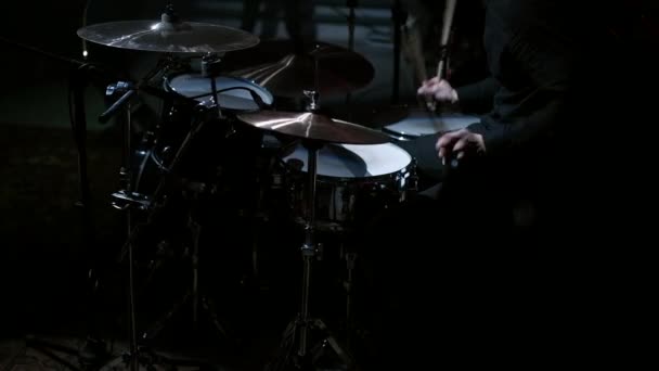 Αργή κίνηση - ντράμερ παίζει στη συναυλία, Drumming, στενή επάνω του τα χέρια του ντράμερ — Αρχείο Βίντεο
