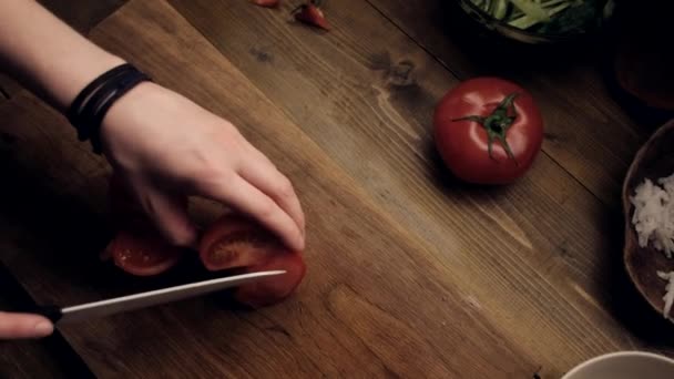 Ansicht von oben - Weibchen schneidet Tomate — Stockvideo