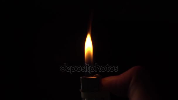 Plus léger Brûlant lentement sur un fond noir, la flamme plus claire au ralenti .