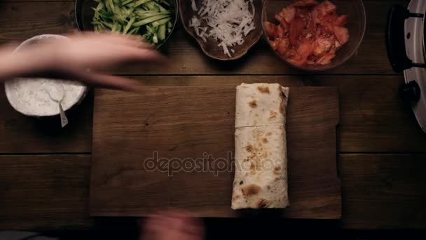 顶视图-准备沙拉三明治，摆在桌上，素食食品 — 图库视频影像