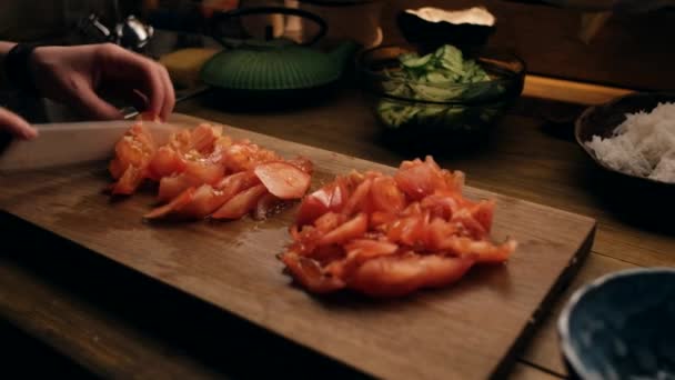 Close-up - Mulher corta tomate na mesa de madeira faca de cerâmica — Vídeo de Stock