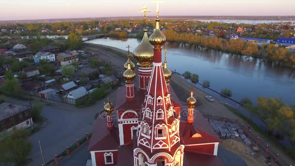 Bella chiesa sul fiume al tramonto, sullo sfondo della città allagata — Video Stock