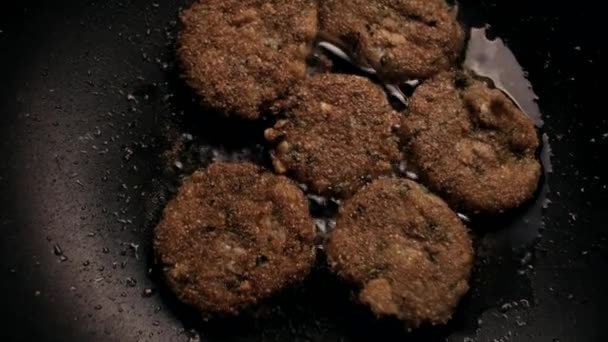 Крупный план: вегетарианские котлеты готовятся на сковороде — стоковое видео