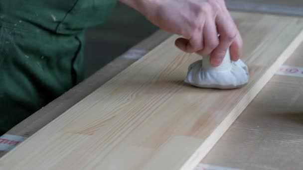 El trabajador pinta la pierna de madera, inflige pintura a la madera — Vídeo de stock