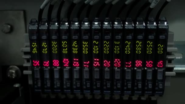 Scorebord met een aantal High-Tech apparatuur — Stockvideo
