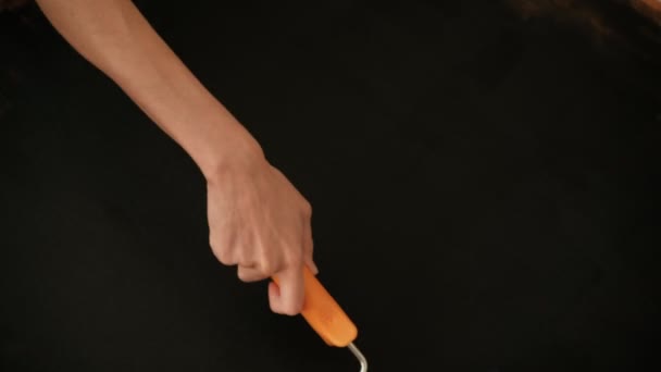 Fille peint un mur en bois en noir, la fille a été Décor, Peindre une surface en bois 