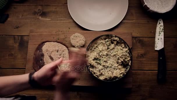 Женщина готовит вегетарианские пирожки для Фалафеля, на фоне кирпичной стены — стоковое видео
