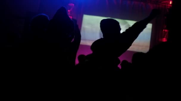 Multitud haciendo fiesta en un concierto de rock, gente bailando en la fiesta en el club — Vídeo de stock