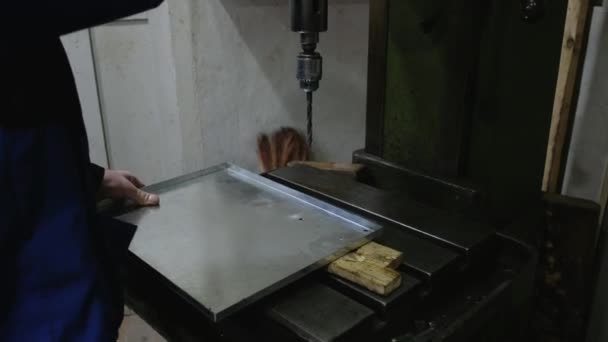 Man aan het werk voor de Machine, arbeider metaal boren — Stockvideo