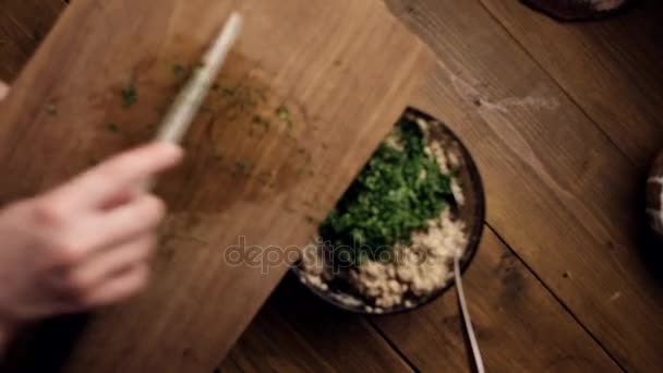 Köchin kocht Pasteten für Falafel, Holzküche, fügt Grünzeug hinzu — Stockvideo