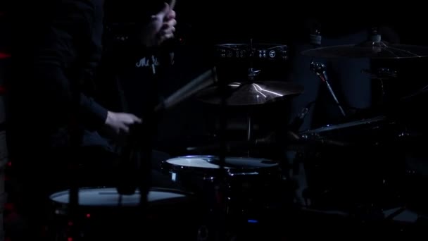 Slow Motion - Le batteur joue au concert, Batterie, Gros plan sur les mains du batteur — Video