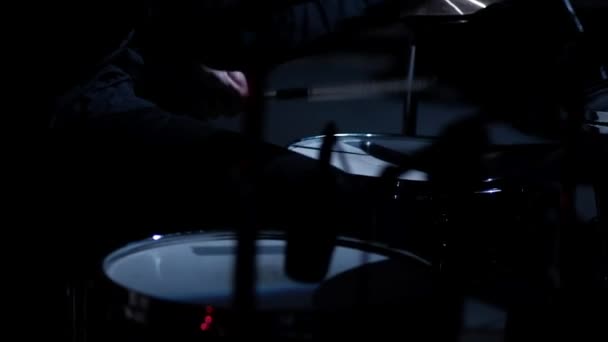 Slow Motion - барабанщик играет на концерте, барабанит, закрывает руки ударника — стоковое видео