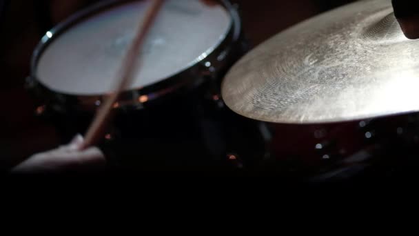 Il batterista suona su Ride Cymbal, un uomo suona la batteria in concerto, rallentatore, primo piano delle mani del batterista — Video Stock