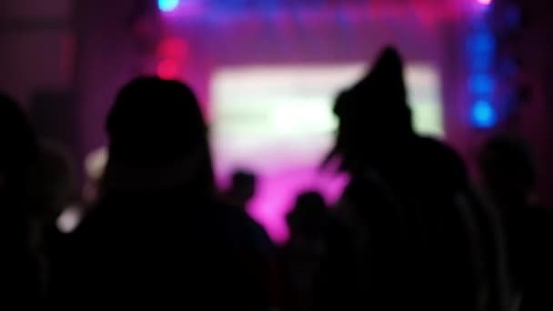 Multitud haciendo fiesta en un concierto de rock, gente bailando en el club, siluetas de mujeres bailando en una fiesta — Vídeo de stock
