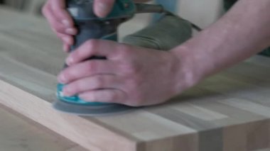 Adam ahşap yüzey, bir taşlama olarak çalışıyor parlatma