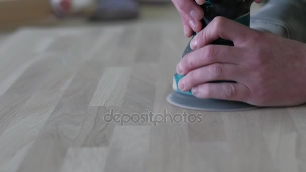 Grinds de trabajo en el estudio, tabla de madera — Vídeo de stock