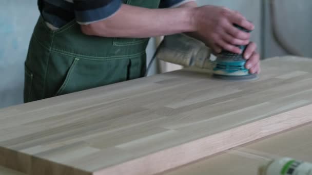 Mann poliert Holzoberfläche, arbeitet als Schleifer — Stockvideo