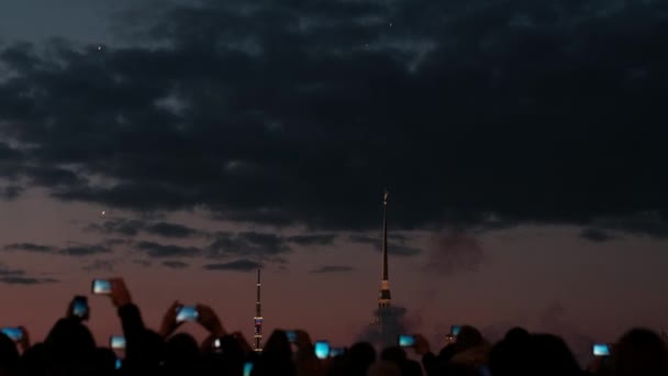 As pessoas tiram fotos de fogos de artifício em smartphones — Vídeo de Stock