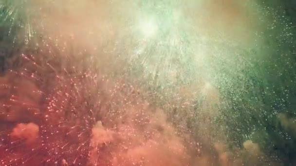 Feux d'artifice de nuit colorés 