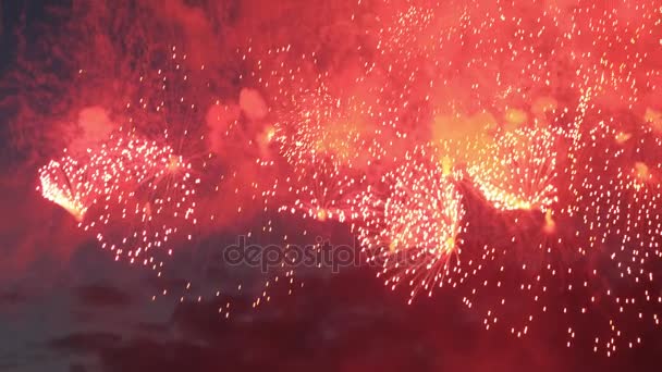 Le persone scattano foto di fuochi d'artificio su smartphone — Video Stock