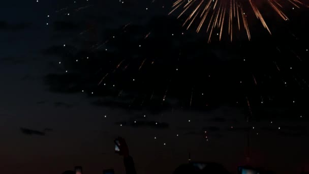 Mensen op zoek naar Fireworks in vakantie en nemen foto op dit apparaat — Stockvideo