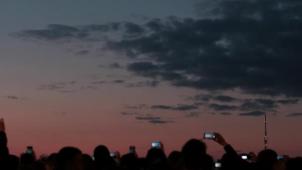 Люди Фотографируют Фейерверки Смартфонах — стоковое видео