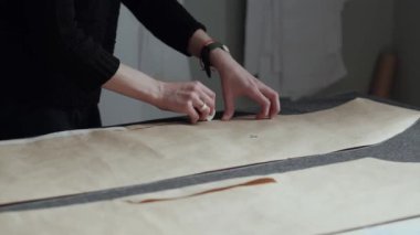 Atölyede, tebeşir ile berabere kumaş giyim moda tasarımcısı oluşturur