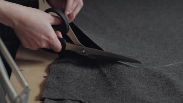 Nahaufnahme Modedesignerin, Schnitte mit der Schere, das Werkstück Wolle — Stockvideo