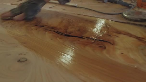 O homem de luvas antigas tintas verniz de madeira na oficina — Vídeo de Stock