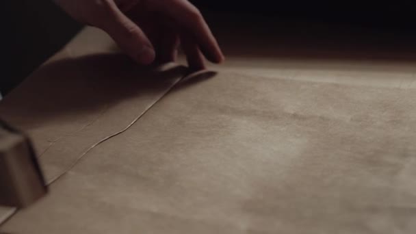 Модный дизайнер ставит печать на бумажную сумку — стоковое видео