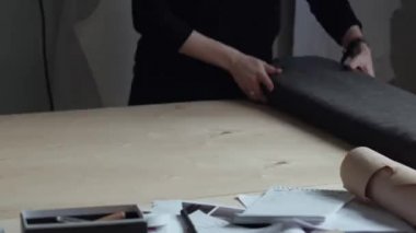 Gri yün, moda tasarımcısı stüdyo, rulo kumaş ahşap masa üzerine çalışma
