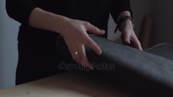 Lã cinzenta, Designer de moda trabalhando no estúdio, Rolls Fabric na mesa de madeira — Vídeo de Stock