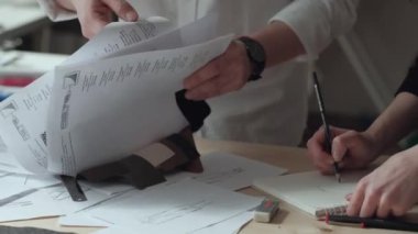 Kalem, Not Defteri'nde ile iki moda tasarımcıları stüdyo, beraberlik giysilerle siyah ve beyaz t-shirtler, taslağını çalışma çizmek