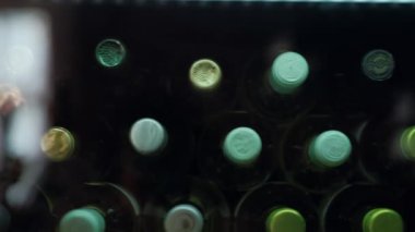 Closeup çekim: buzdolabında bir şarap şişesi içinde Bar