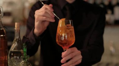 Bir kokteyl hazırlama barmen narenciye turuncu kokteyl