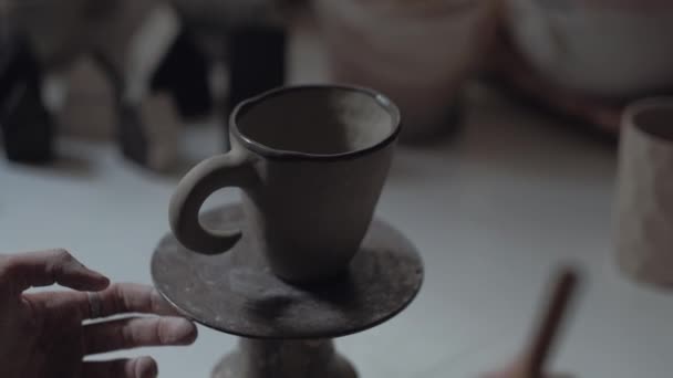 Jovem Potter trabalha em oficina, caneca de tintas, mãos de tiro close-up de Potter — Vídeo de Stock