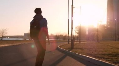 Slowmotion - Hipster kaykaylar keyfi, Park altın renk, arkadan görünüm